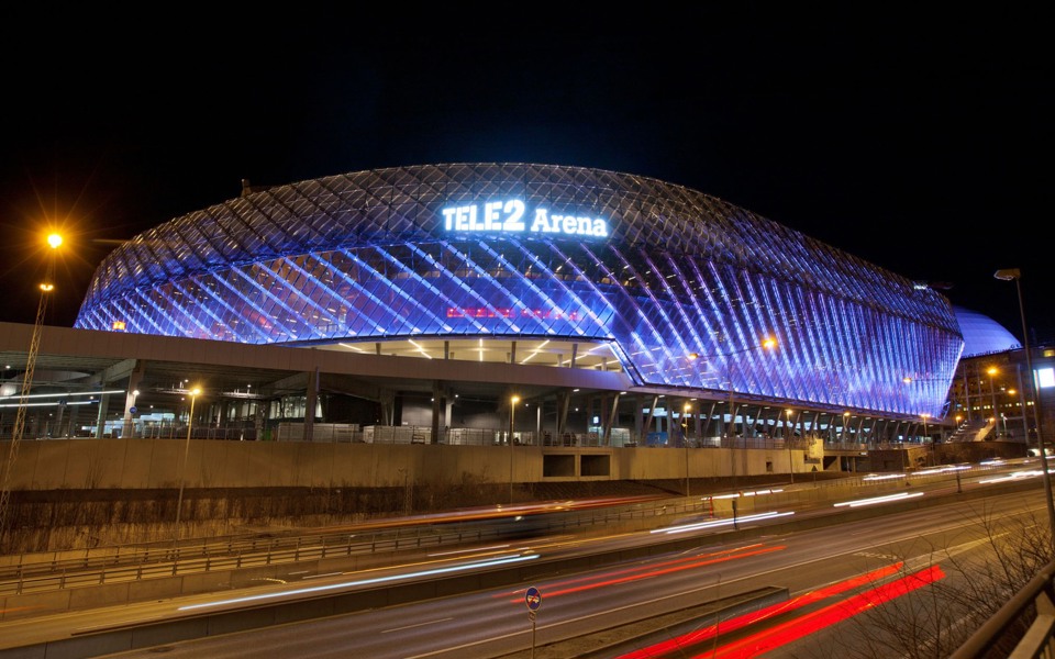 Tele2 arena upplyst under kvällstid. Foto.