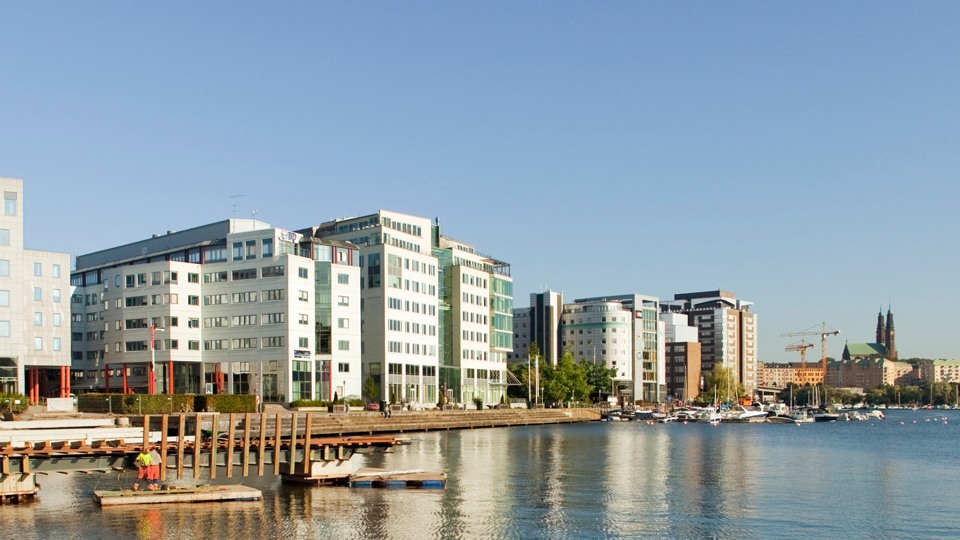 Kaj, lyftkran, bygge av hus, vatten, byggarbetare, pråm