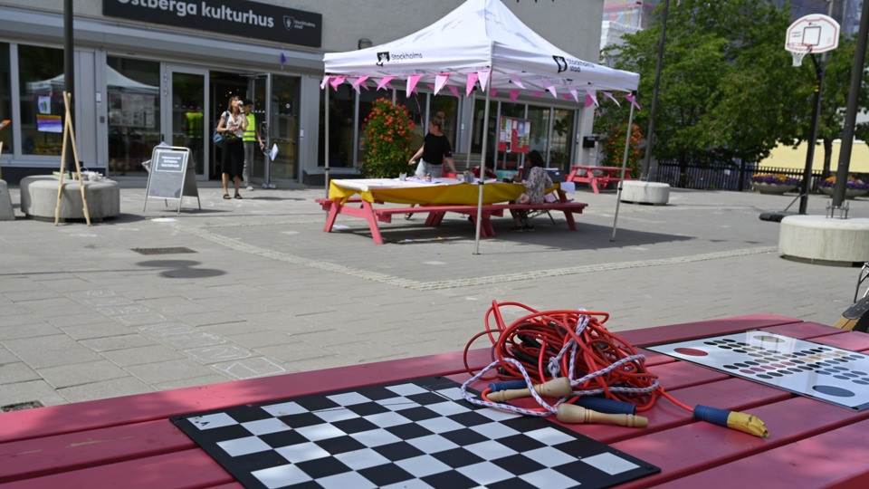 Torg i Östberga. Flera evenemangstält med sittgrupper på torget som erbjuder olika aktiviteter såsom att måla, spela brädspel och pyssla. Foto.