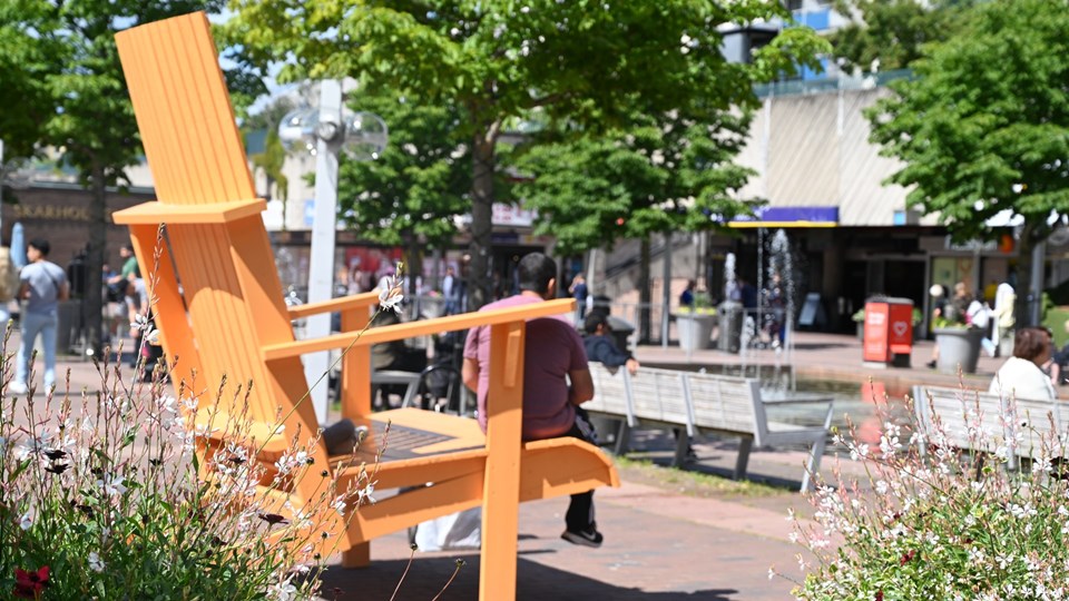 Stor orange stol på torget i Skärholmens centrum.