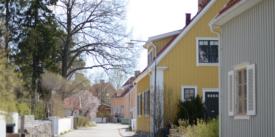 Gata med trävillor i olika färger. Foto.