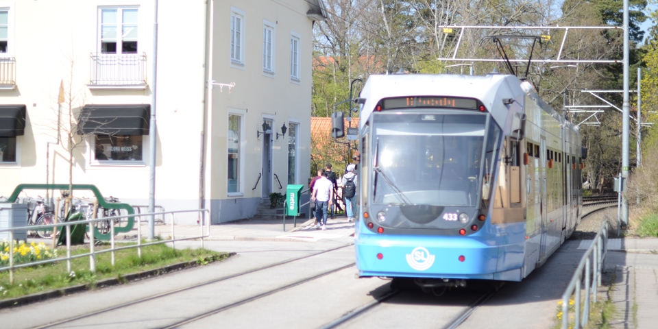 Tvärbana som kör över en korsning. Foto.