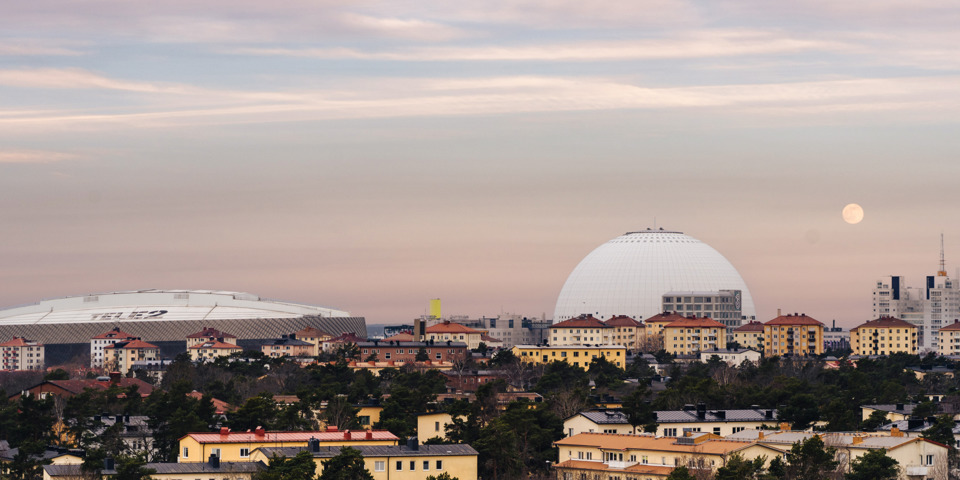 Aviici och Tele2 arena omgivna av massa bostadshus. Foto.
