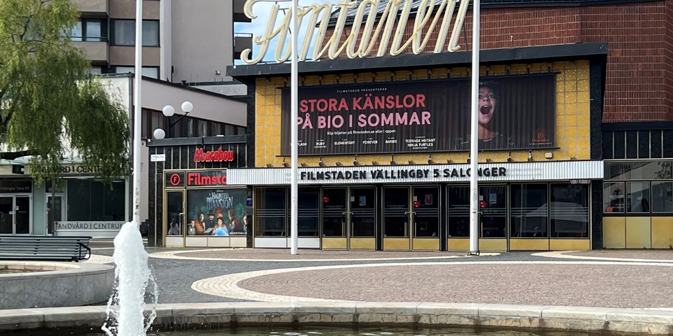 Fontänen och biografen på torget i Vällingby centrum.