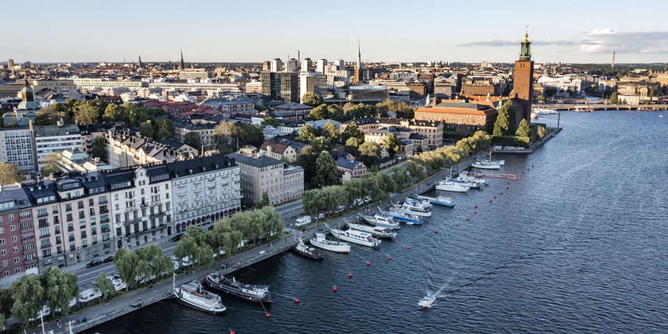 Norr Mälarstrand med bostadshus och kaj där det ligger massa båtar. Foto.