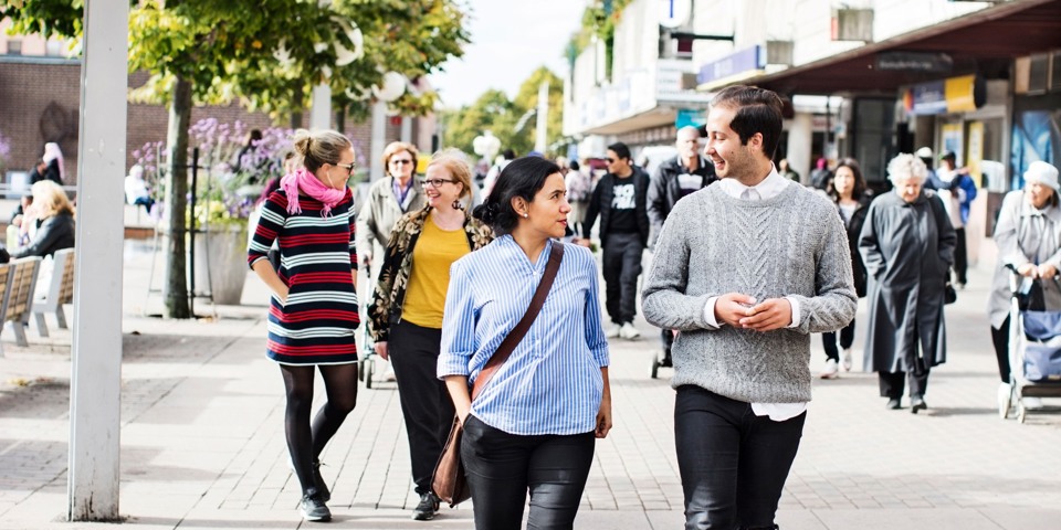 Människor i rörelse på torget i Skärholmens centrum.