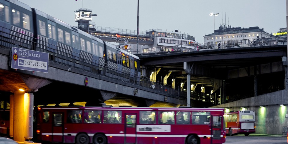 Buss åker under Slussen.