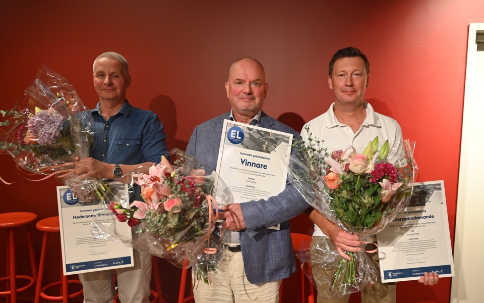 Foto på de tre vinnarna, med diplom och blommor