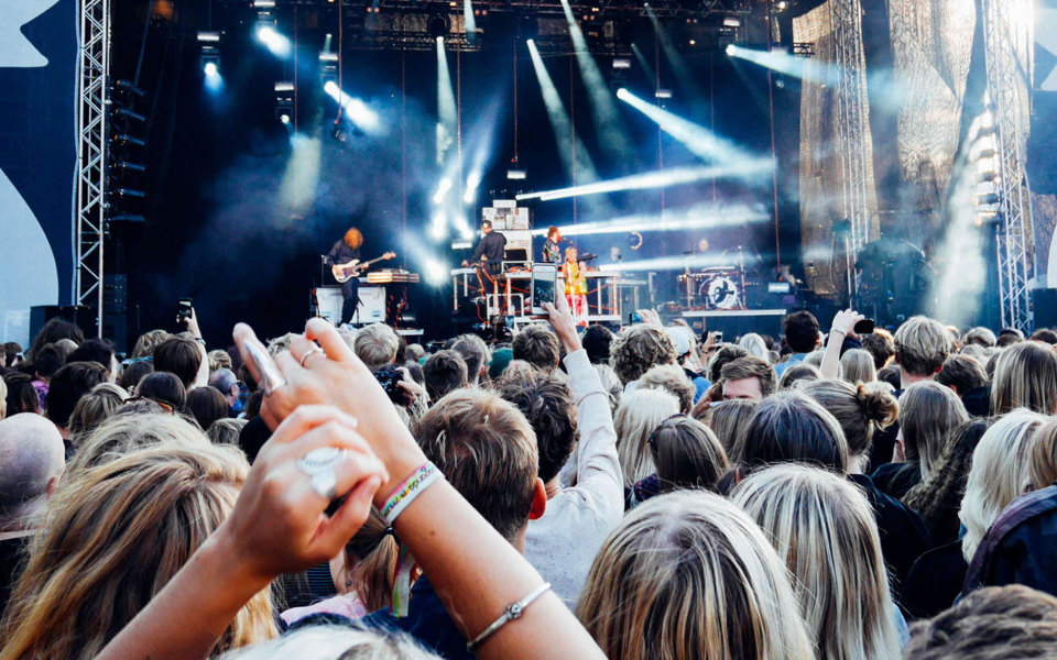 Människor framför en konsertscen.
