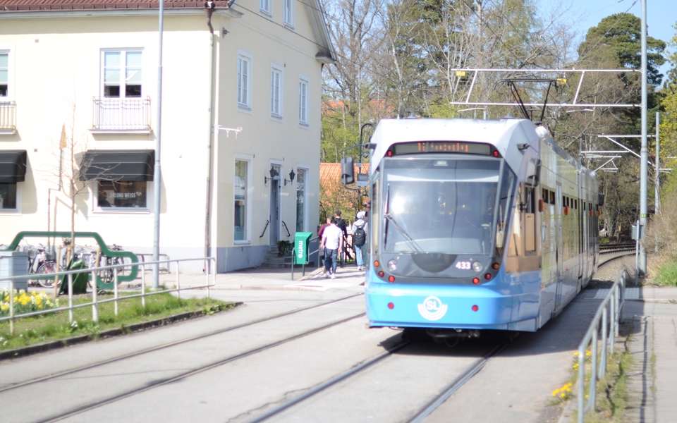 Tvärbana som kör över en korsning. Foto.