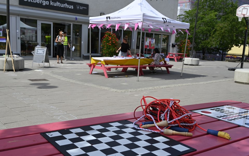 Torg i Östberga. Flera evenemangstält med sittgrupper på torget som erbjuder olika aktiviteter såsom att måla, spela brädspel och pyssla. Foto.