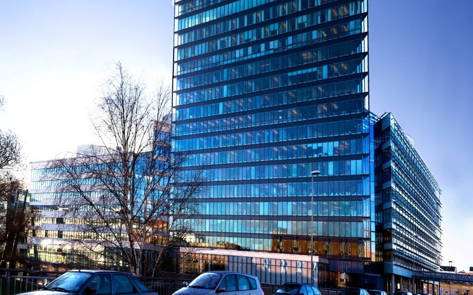 Stora kontorsbyggnader i många våningar och med många fönster.
