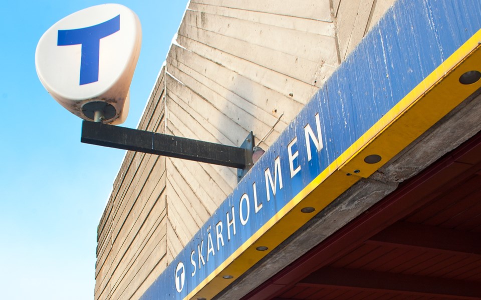 Skärholmens tunnelbaneskylt.
