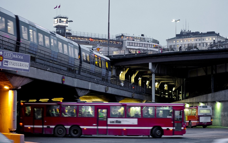 Buss åker under Slussen.