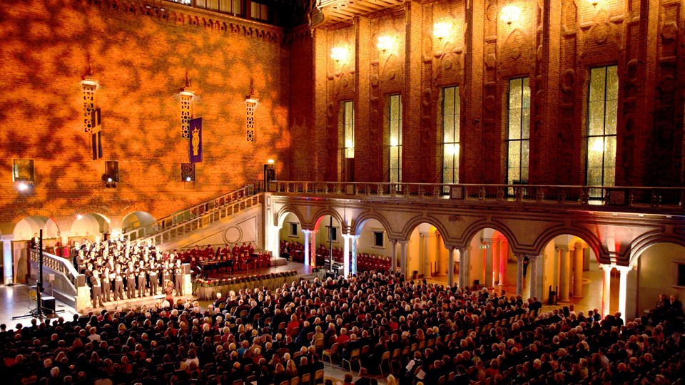 Konsert i ett fullsatt Blå hallen, en stor sal med väggar av tegel.