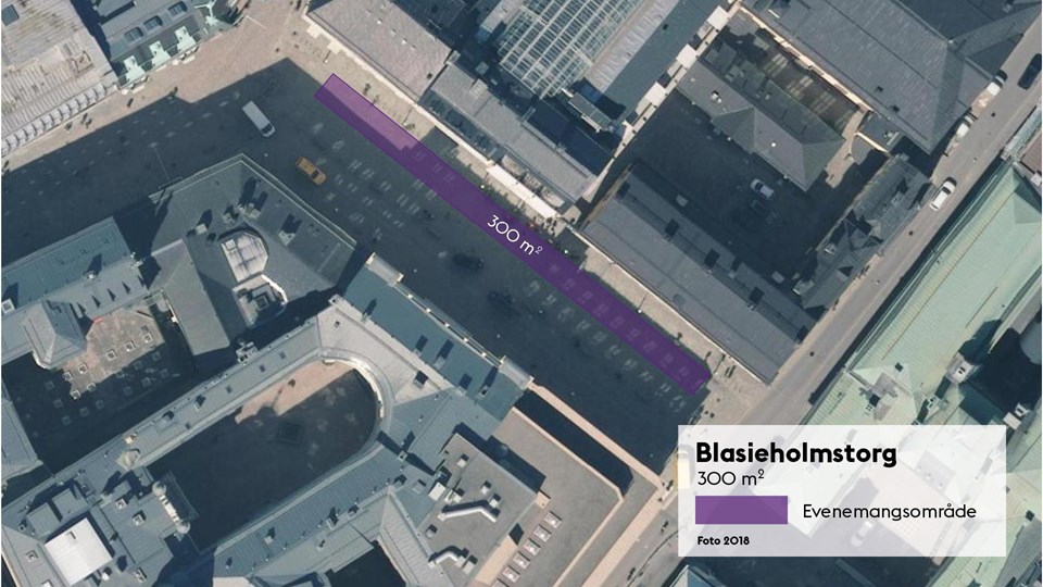 Satellitbild med markering av den 300 kvadratmeterstora evenemangsytan längs med Blasieholmstorgs ena långsida.